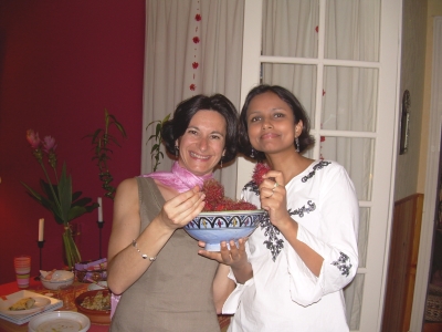 Angélique & Ashinsa eating rambutan